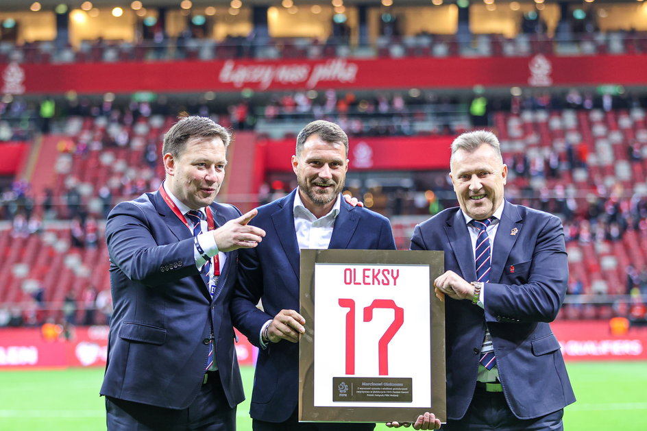 Prezes PZPN Cezary Kulesza i sekretarz generalny Łukasz Wachowski, a między nimi Marcin Oleksy w przerwie marcowego meczu Polska - Albania (1:0)