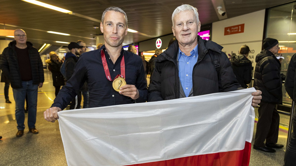 Tomasz Listkiewicz (z lewej) wraz z tatą Michałem Listkiewiczem po przylocie do Polski z mistrzostw świata w Katarze. 