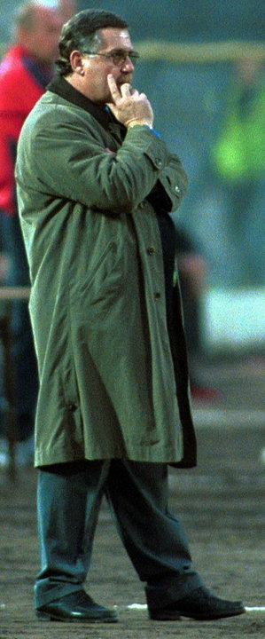 Jerzy Engel podczas meczu z Norwegią w swoim słynnym prochowcu