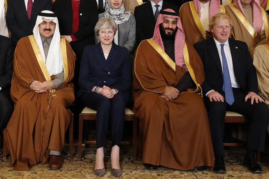 Mohammad bin Salman (drugi z prawej) w towarzystwie Borisa Johnsona i Theresy May