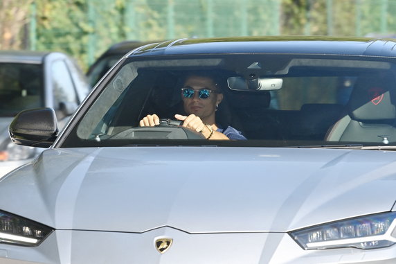 Cristiano Ronaldo w swoim Lamborghini Urus, wartym ok.  160 tys. funtów