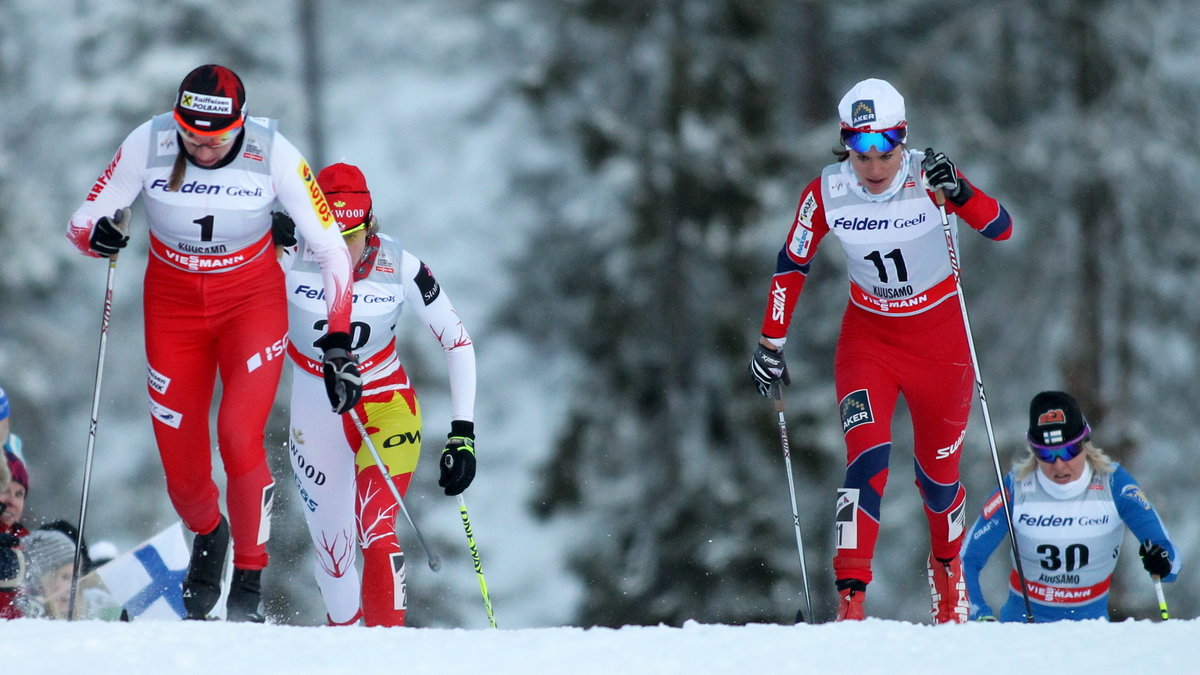 Justyna Kowalczyk (nr 1) na trasie w Kuusamo