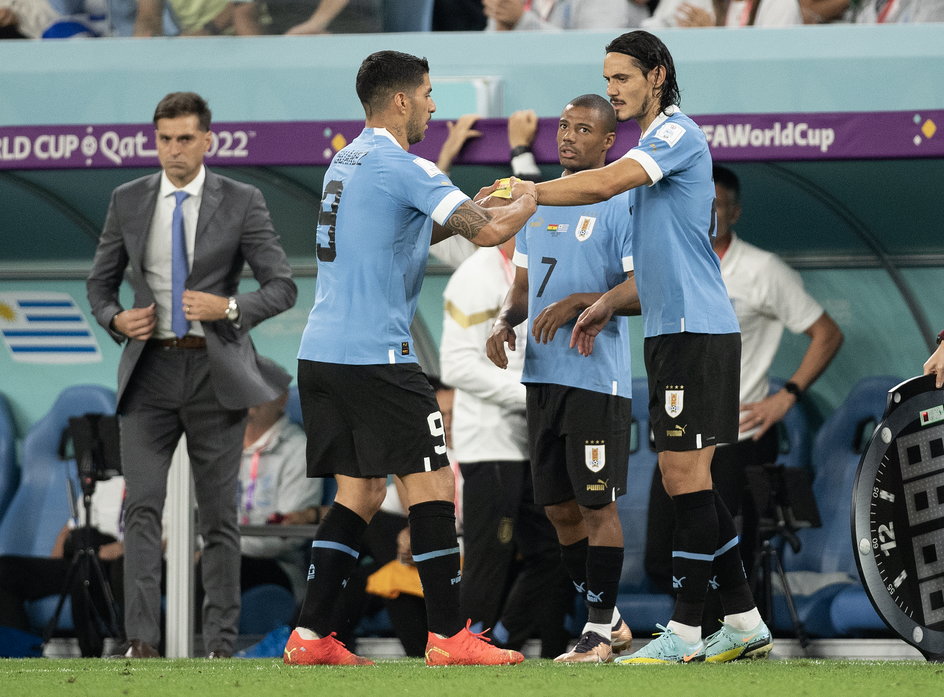 Luis Suarez przekazuje opaskę kapitana Edinsonowi Cavaniemu na mundialu 2022. Napastnicy przez ostatnie kilka lat dzielili tę funkcję w kadrze narodowej