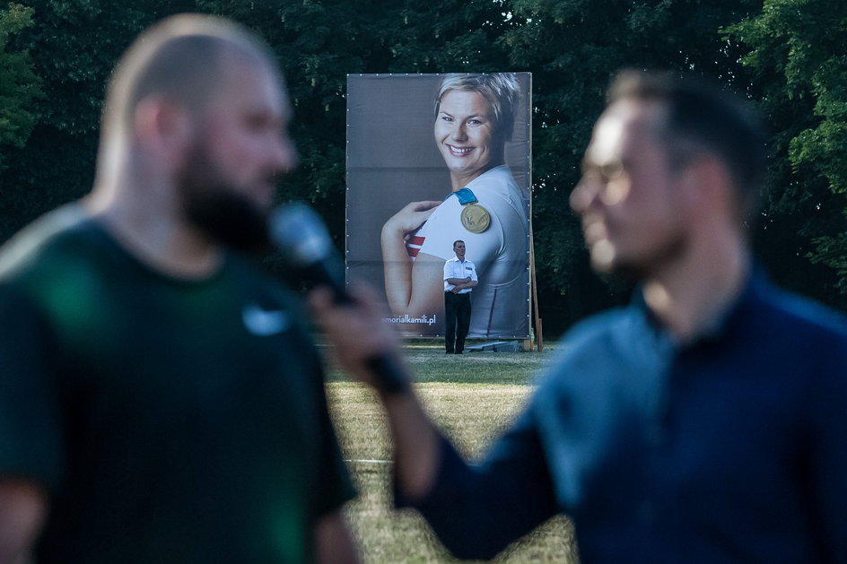 Marcin Rosengarten w rozmowie z Michałem Haratykiem, w tle portret Kamili Skolimowskiej