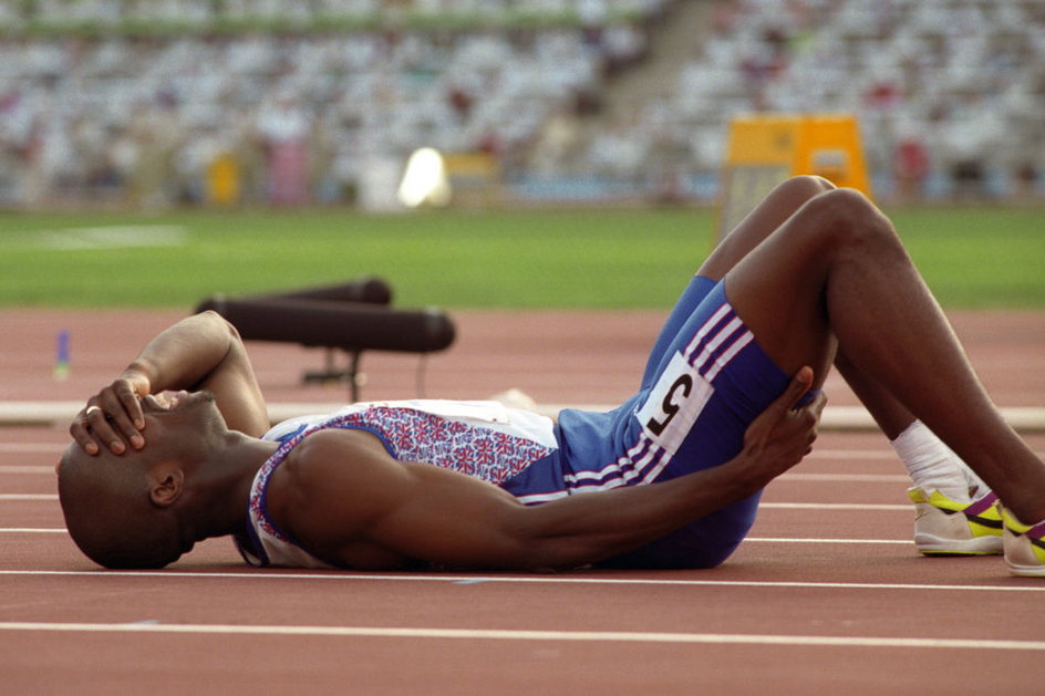 Derek Redmond po biegu na 400 metrów podczas igrzysk w Barcelonie