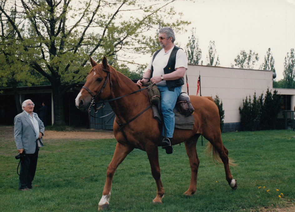 Komar przed gonitwą konną w 1998 r. na Służewcu.