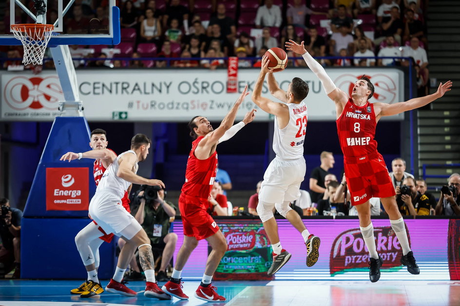 Ubiegłoroczny mecz seniorów Polska - Chorwacja. Rzuca Michał Michalak, próbują go powstrzymać Dario Šarić i Mario Hezonja