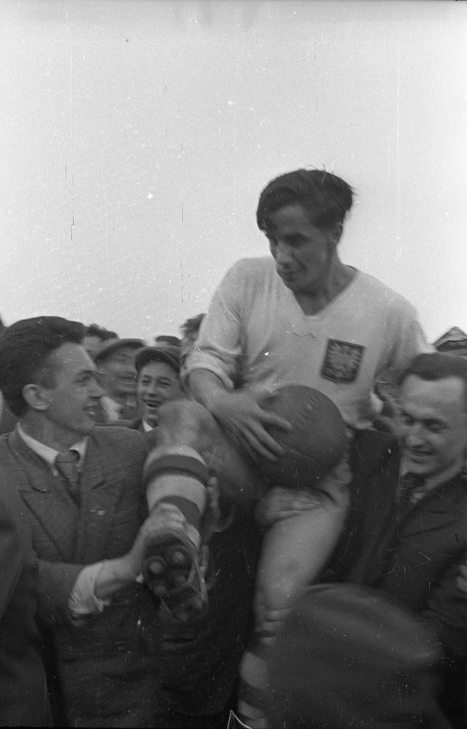 Rok 1948 r., mecz towarzyski Polska — Czechosłowacja (3:1). Kibice znoszą na rękach Gerarda Cieślika, strzelca jednej z bramek dla Biało-Czerwonych.