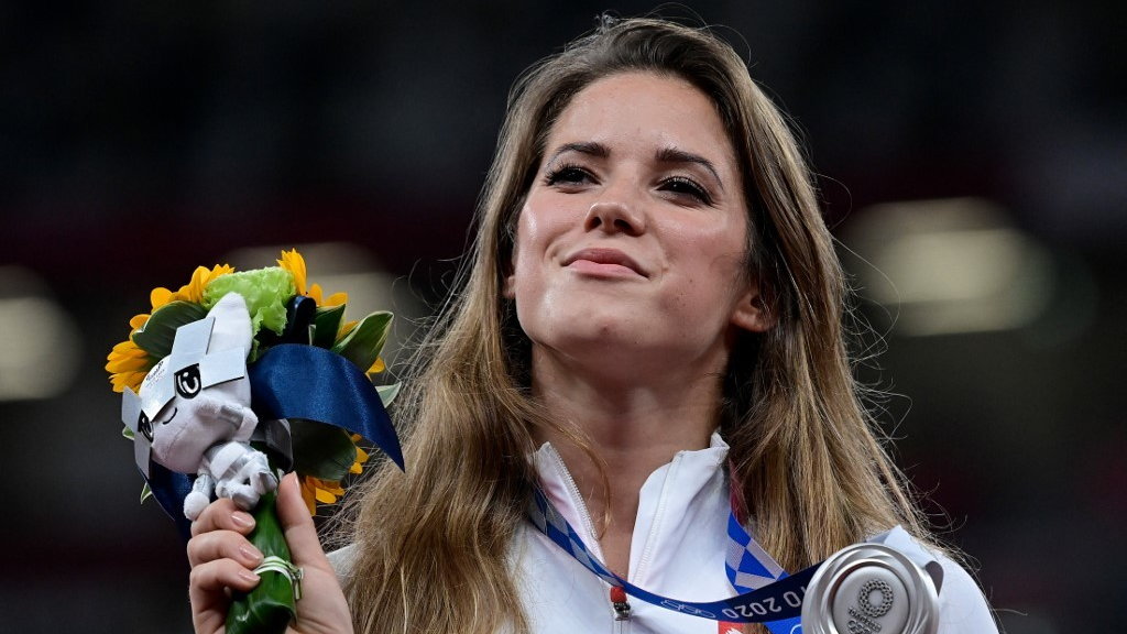 Maria Andrejczyk na podium igrzysk olimpijskich w Tokio