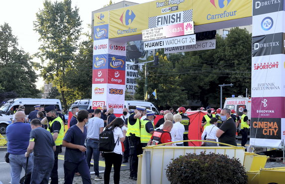 20805314 - KOLARSTWO 77. TOUR DE POLOGNE 1. ETAP (Akcja ratunkowa)