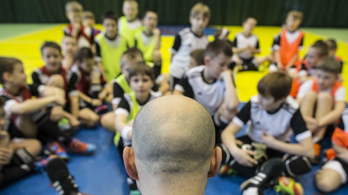 Wojciech Kowalewski prowadzi trening młodych adeptów