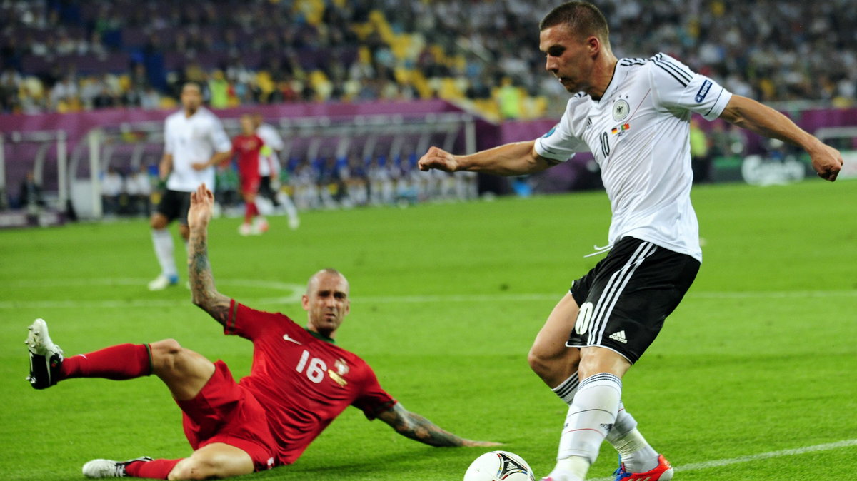 Lukas Podolski (z prawej) podczas meczu z Portugalią
