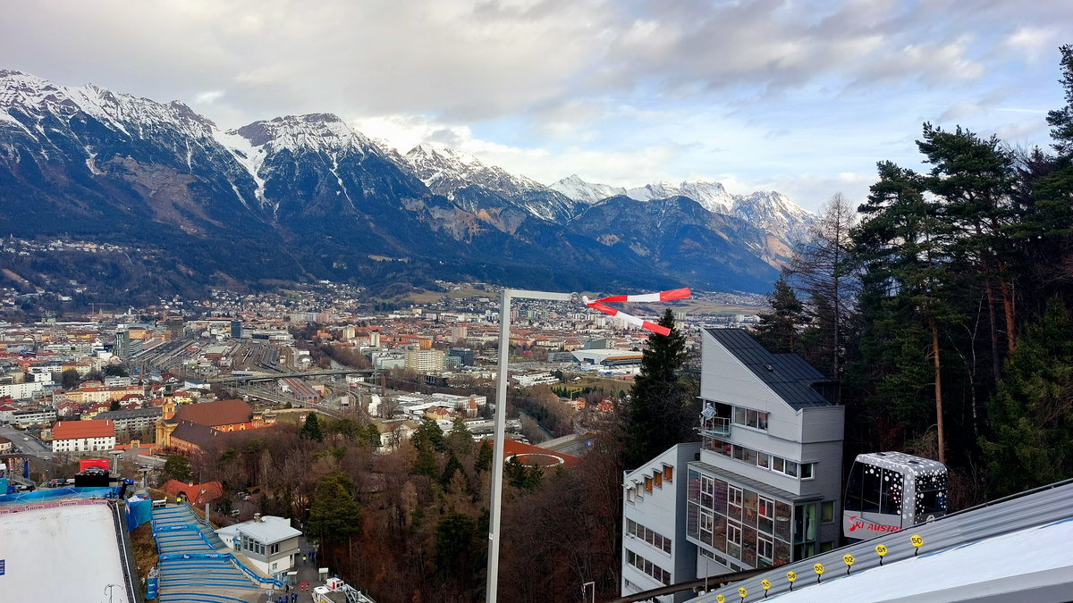 Wiatr szaleje na skoczni w Innsbrucku