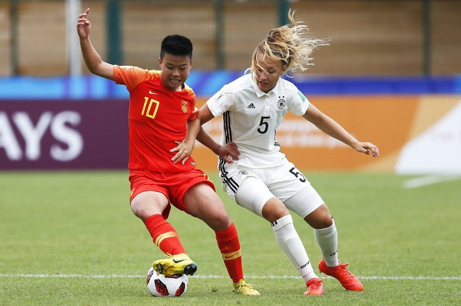 Tanja Pawollek (z prawej) podczas meczu Niemcy - Chiny z mistrzostw świata do lat 20 w 2018 r. 