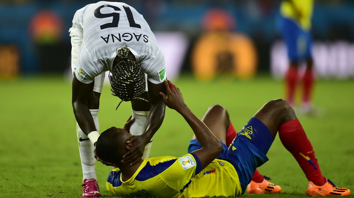 Bakary Sagna pociesza Segundo Castillo