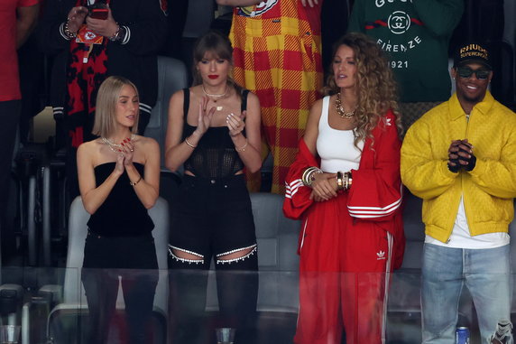 Taylor Swift (w czarnej stylizacji) i Blake Lively (w czerwonej stylizacji) na Super Bowl