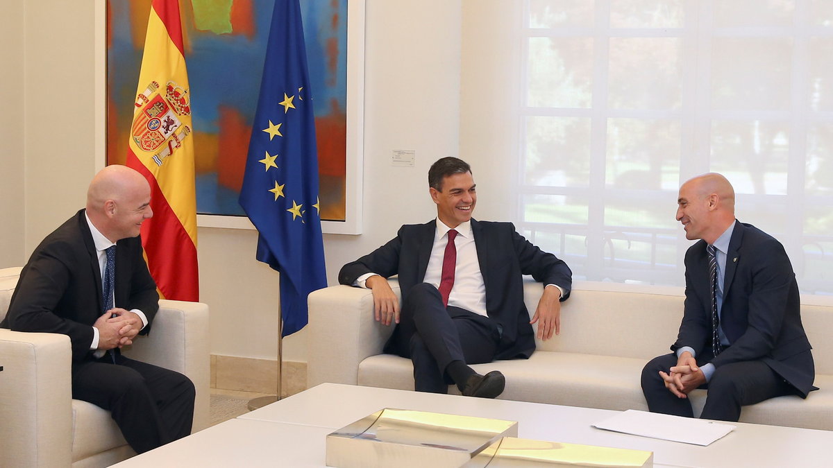 Pedro Sanchez, Gianni Infantino i Luis Rubiales