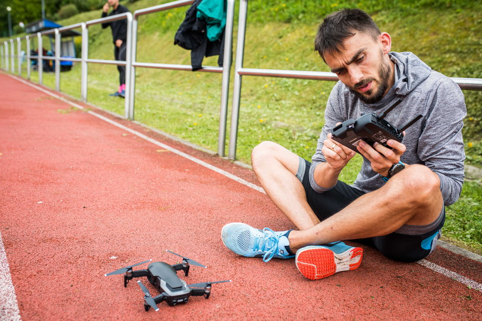 Po treningu Kszczot siada na bieżni i uruchamia drona, by zarejestrować filmy. Wykorzystuje je później w internecie.