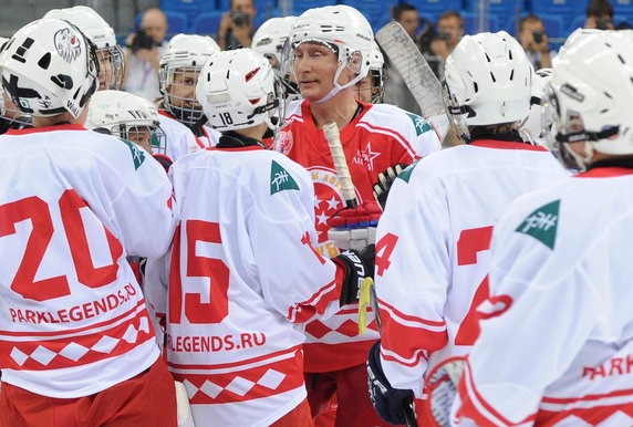 RUSSIA PUTIN ICE HOCKEY (Vladimir Putin takes part in a match between former Russian ice hockey stars and students)
