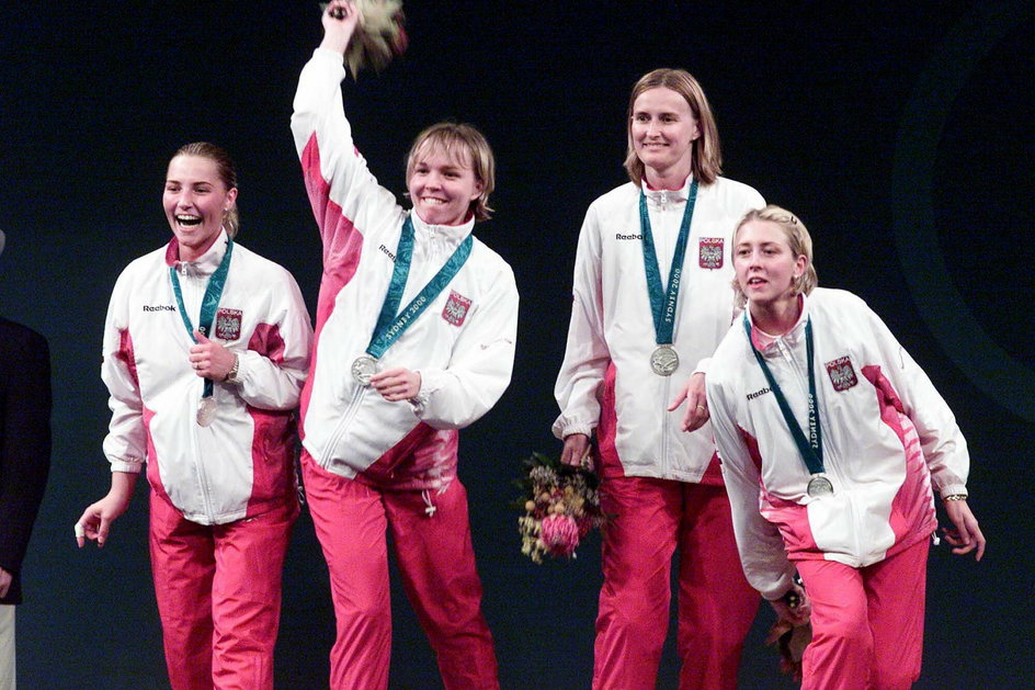 Polskie florecistki na olimpijskim podium w Sydney. Od prawej: Magdalena Mroczkiewicz, Barbara Wolnicka, Anna Rybicka i Sylwia Gruchała