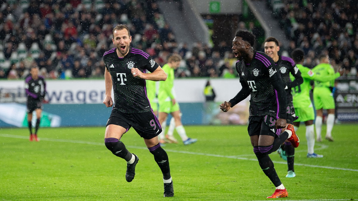 Harry Kane (z lewej) cieszy się z gola dla Bayernu w meczu z Wolfsburgiem