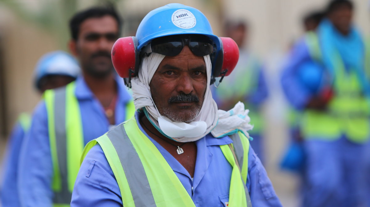 Robotnicy pracujący przy budowie stadionów w Katarze
