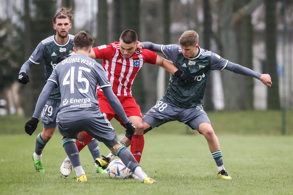 Krystian Okoniewski (nr 45) i Jakub Kałuziński (pierwszy z prawej) wystąpili w sparingu przeciwko Cartusii Kartuzy. Obaj nie polecieli do Turcji na zgrupowanie z pierwszą drużyną. 