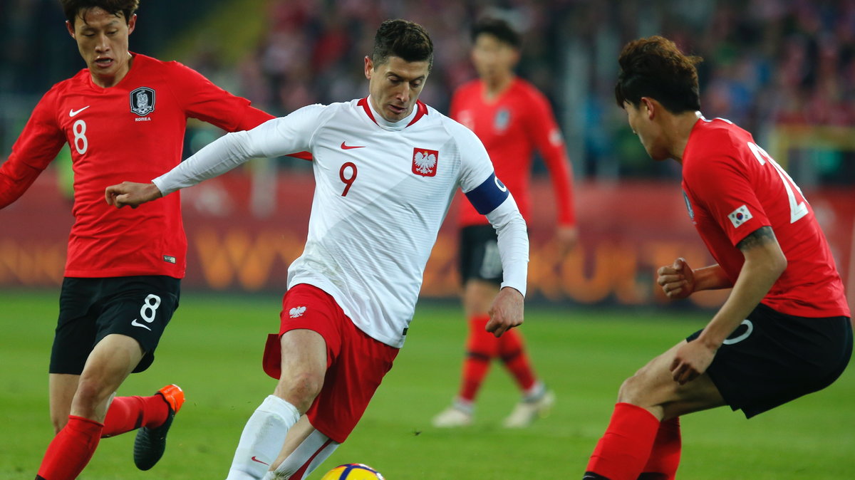 Robert Lewandowski (w środku)