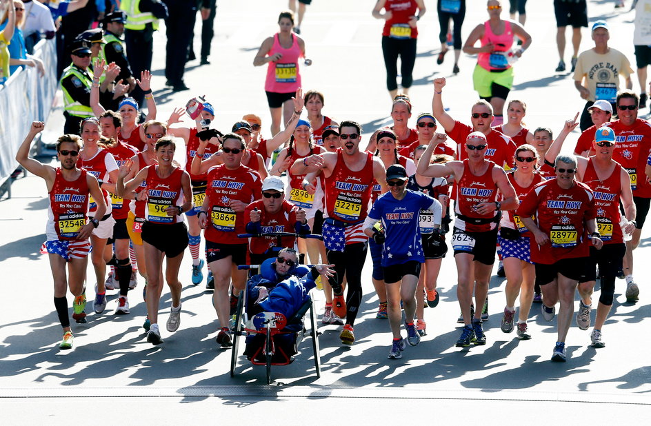 Dick Hoyt i Rick Hoyt kończą maraton w 2014 r.