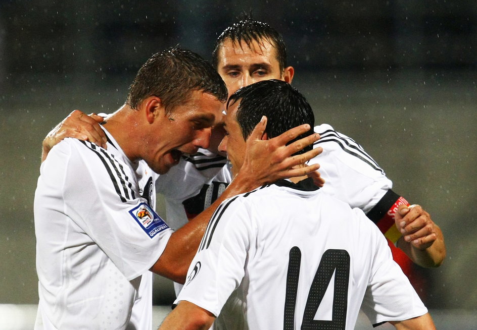 Reprezentanci Niemiec: Lukas Podolski i Piotr Trochowski. W środku Miroslav Klose