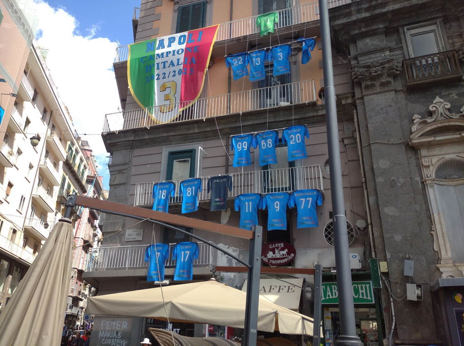 Koszulki piłkarzy wiszą na wielu ulicach Neapolu.