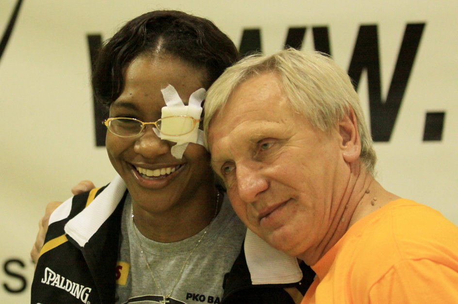 Tamika Catchings i szef Lotosu Gdynia Mieczysław Krawczyk w 2009 roku