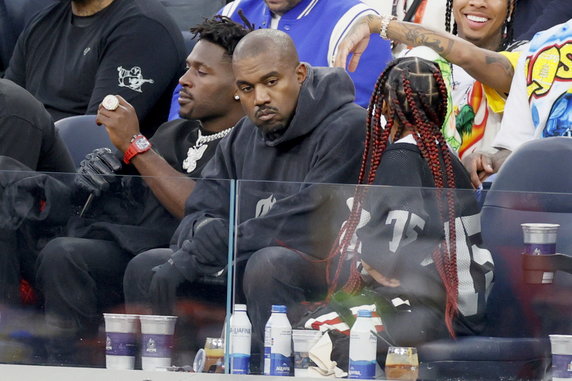Były zawodnik NFL Antonio Brown i raper Kanye West z córką North West na Super Bowl 2022