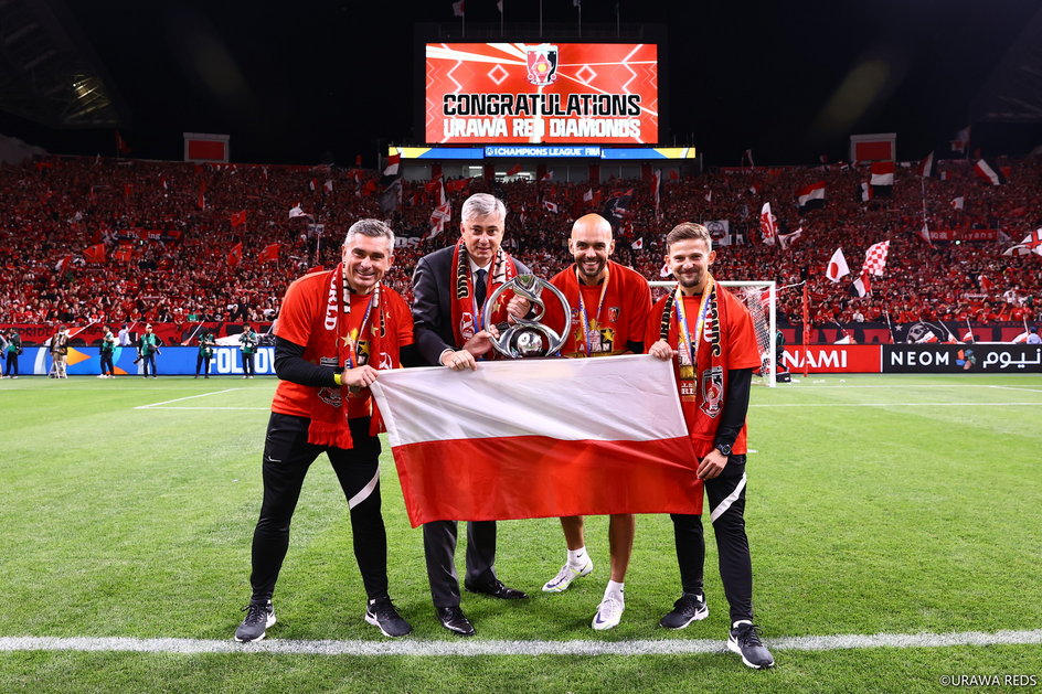 Polscy trenerzy po triumfie w Azjatyckiej Lidze Mistrzów: od lewej Rafał Janas (trener asystent), Maciej Skorża (pierwszy trener), Wojciech Ignatiuk (trener przygotowania fizycznego), Wojciech Makowski (trener asystent)