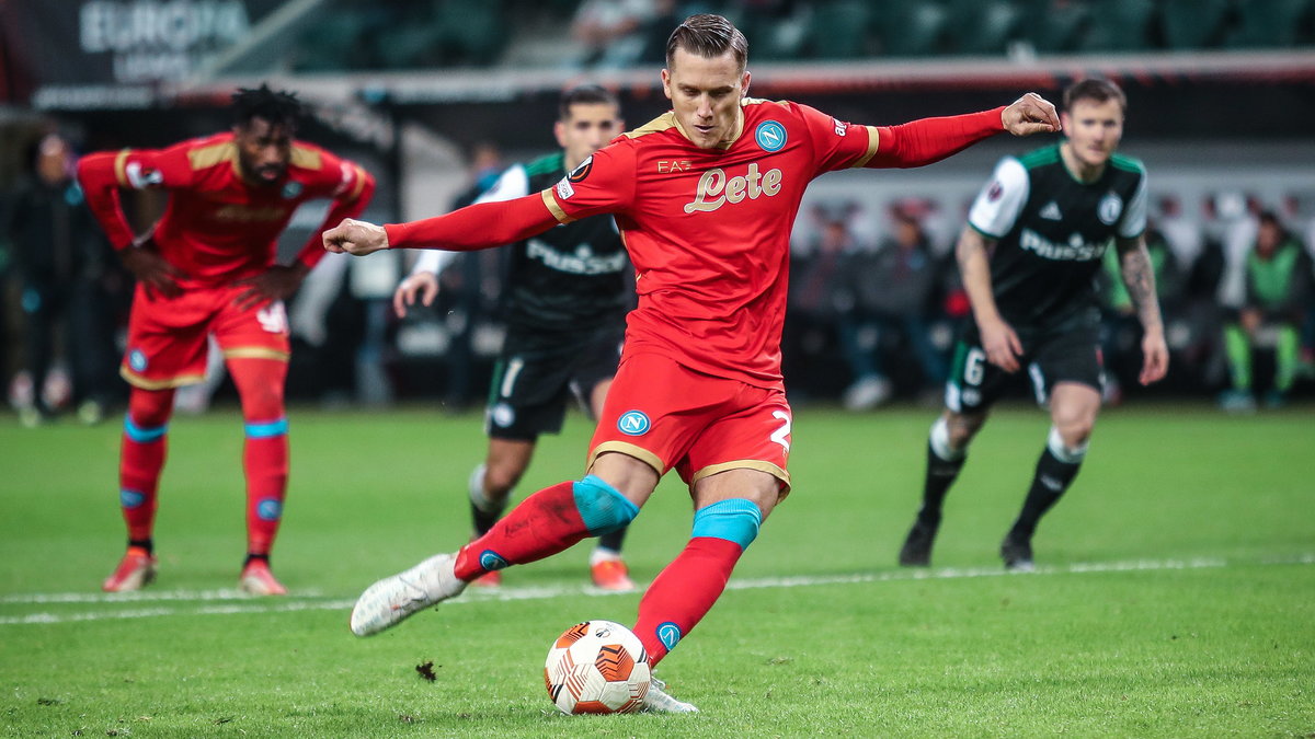 Legia - Napoli. Piotr Zieliński zdobywa bramkę z rzutu karnego