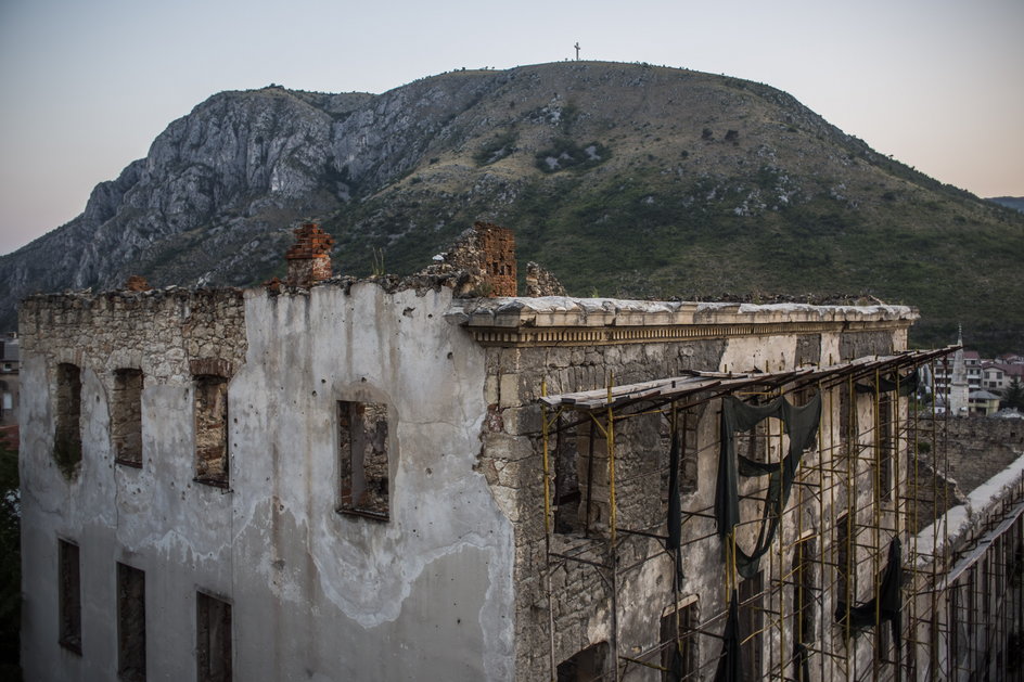 Nieodrestaurowany budynek, zniszczony podczas wojny w Bośni i Hercegowinie w latach 1992-1995. Mostar