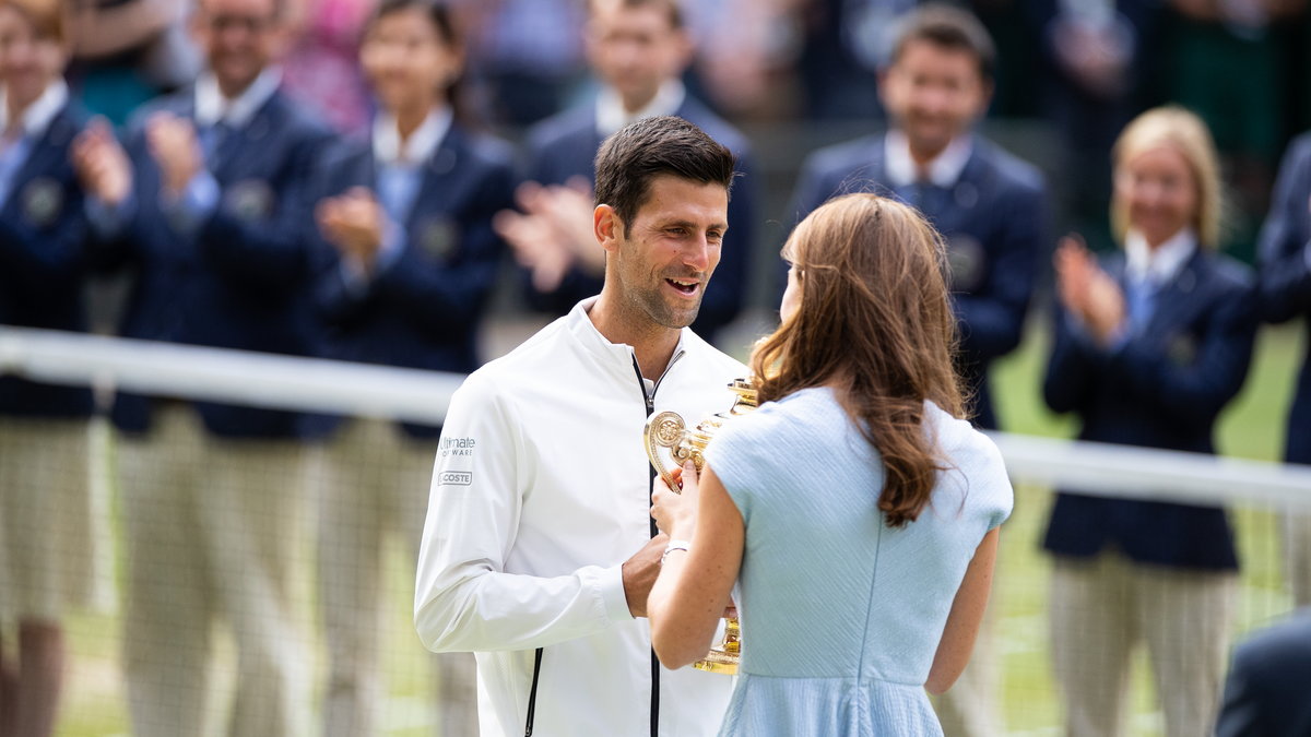 Novak Djoković odbiera trofeum za triumf w Wimbledonie w 2019 roku