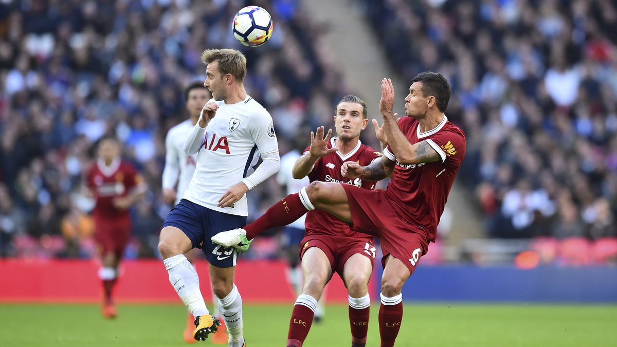 Christian Eriksen w pojedynku z piłkarzami Liverpoolu.