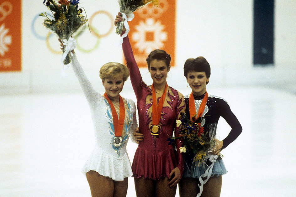 Podium z igrzysk w Sarajewie: Od lewej: Rosalyn Sumners, Katarina Witt i Kira Iwanowa