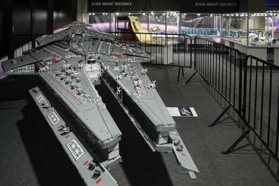 Star Destroyer - pojazd z Gwiezdnych Wojen wykonan z klocków Lego