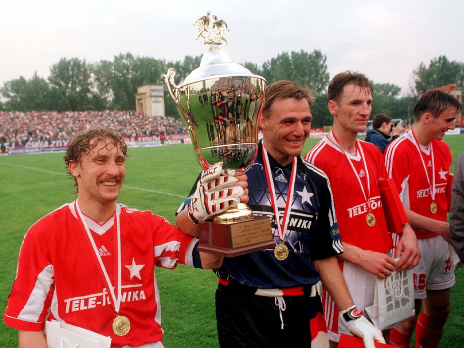 Tomasz Kulawik w towarzystwie Artura Sarnata z trofeum za mistrzostwo Polski w sezonie 1998/1999
