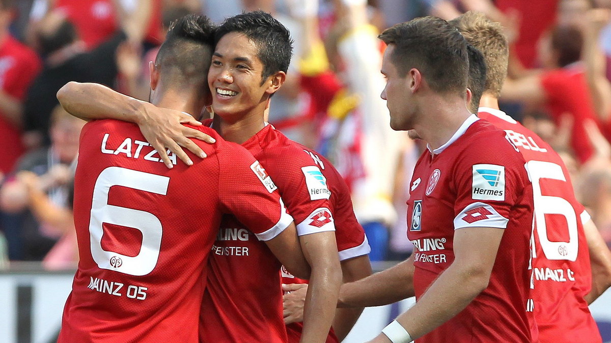 Yoshinori Muto przyjmujący gratulacje od kolegów z Mainz