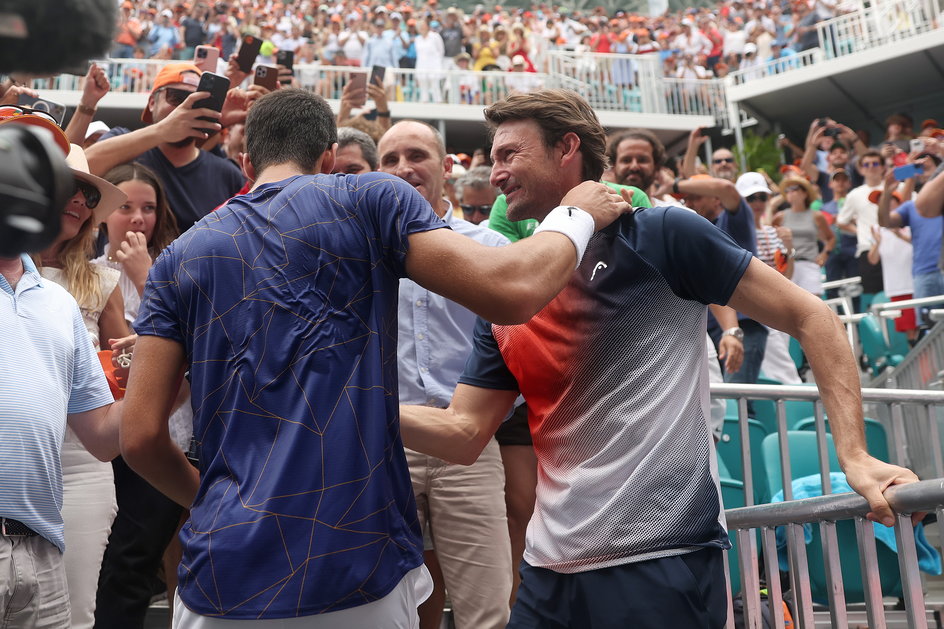 Carlos Alcaraz (odwrócony plecami) świętujący triumf w Miami Open ze swoim trenerem (po prawej)