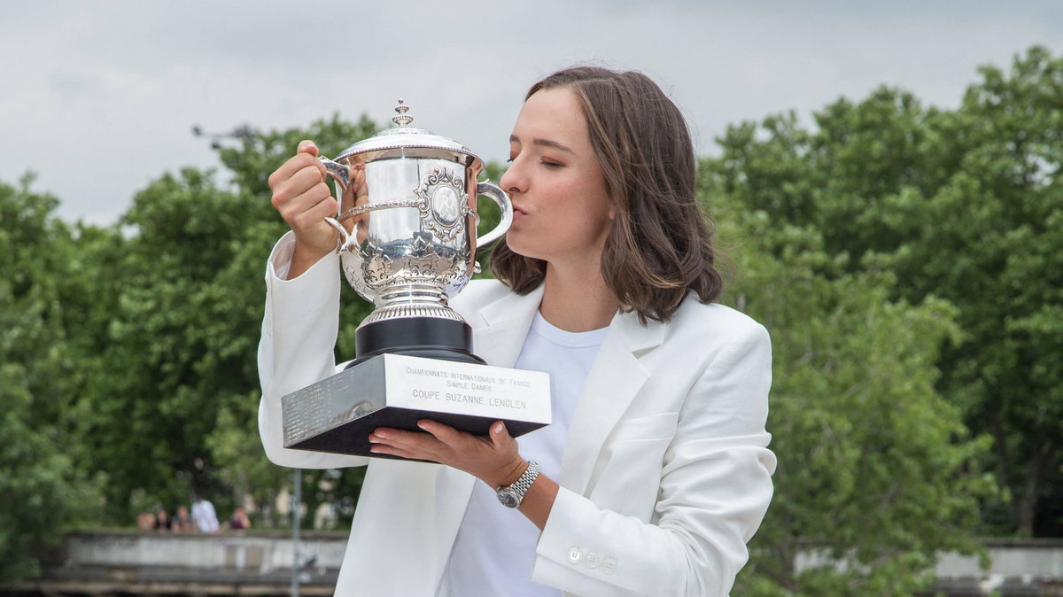 Iga Świątek z trofeum za wygranie Rolanda Garrosa