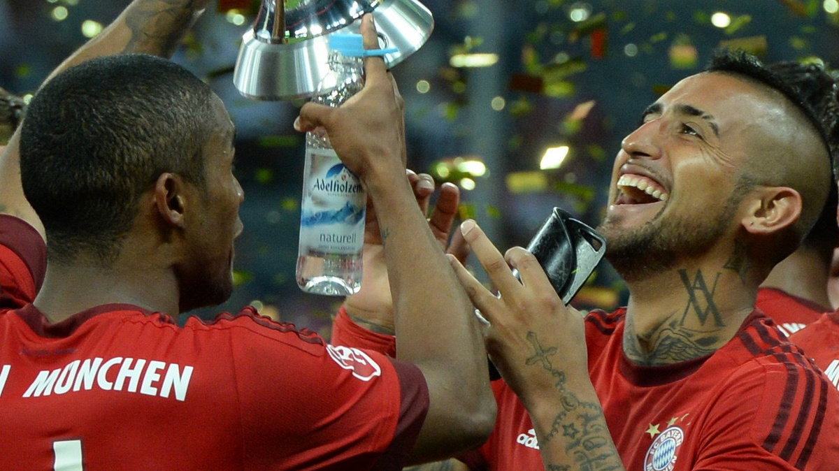 Arturo Vidal (P) i Douglas Costa