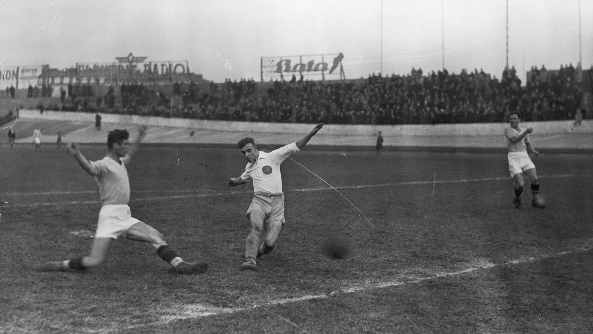 Ewald Cebula strzela gola w meczu Kraków - Śląsk o puchar Prezydenta RP na stadionie Wojska Polskiego im. Józefa Piłsudskiego w Warszawie w 1937 r.