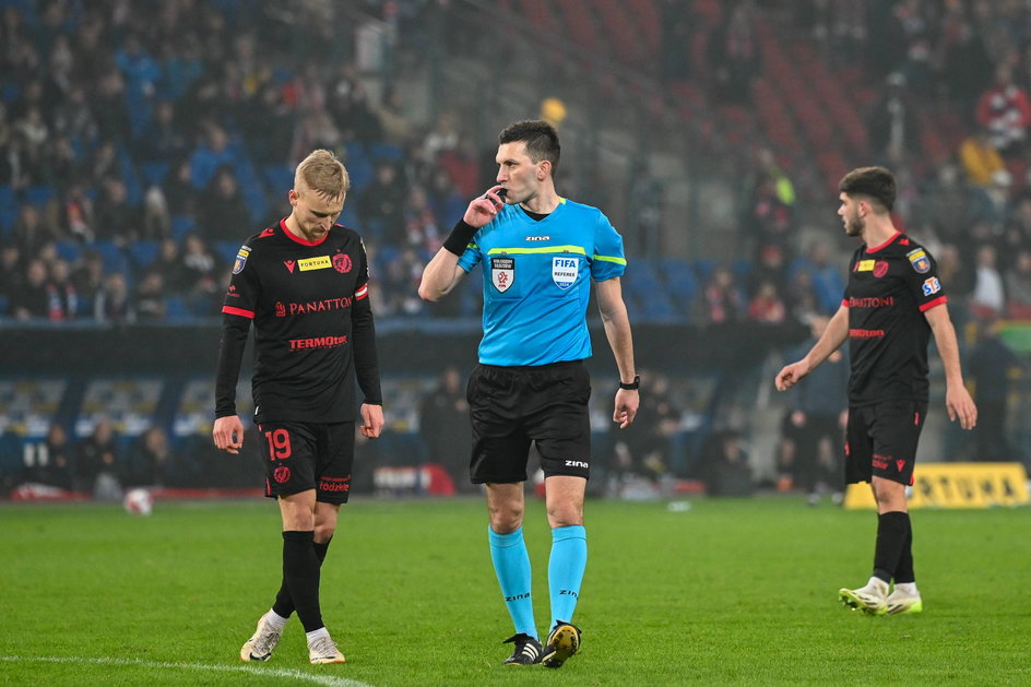 Mecz Wisła – Widzew, sędzia Damian Kos i Bartłomiej Pawłowski (z lewej)