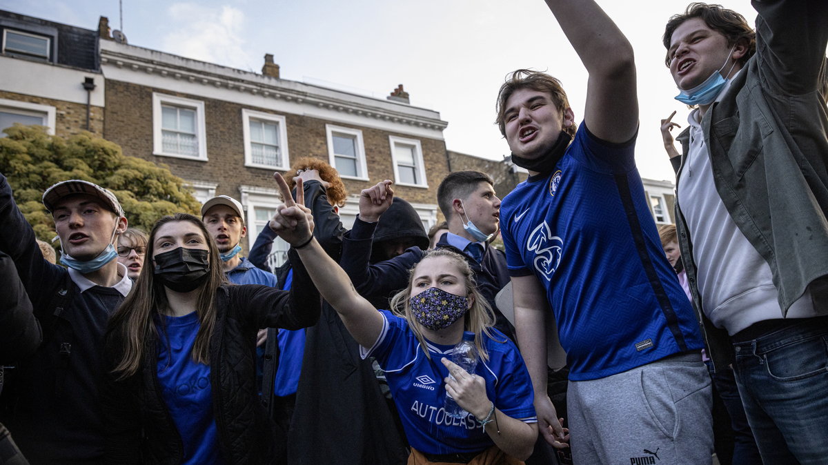 Kibice Chelsea na protestach pod Stamford Bridge