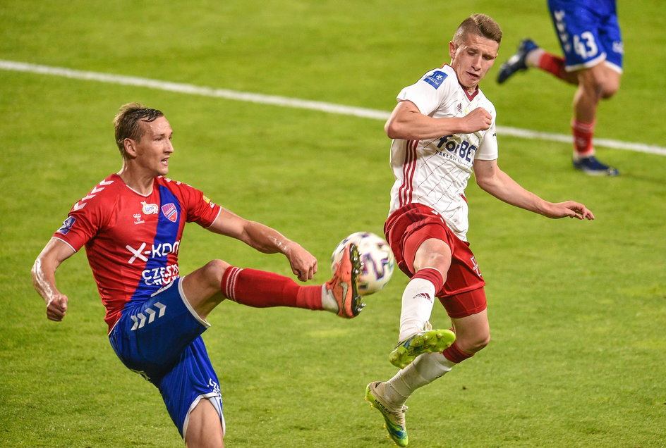 Andrzej Niewulis w ostatnim meczu z Wisłą Kraków (0:0) zastąpił Petraška w obronie Rakowa i w roli kapitana