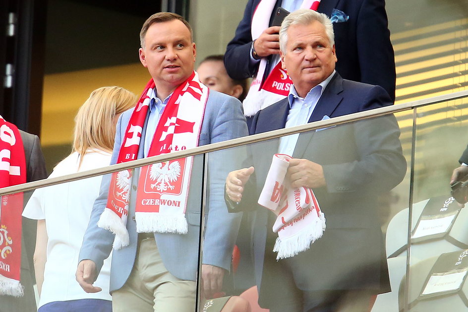 Andrzej Duda i Aleksander Kwaśniewski na meczu Polska - Litwa